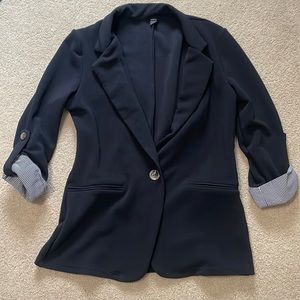 Black 3/4 sleeve blazer.